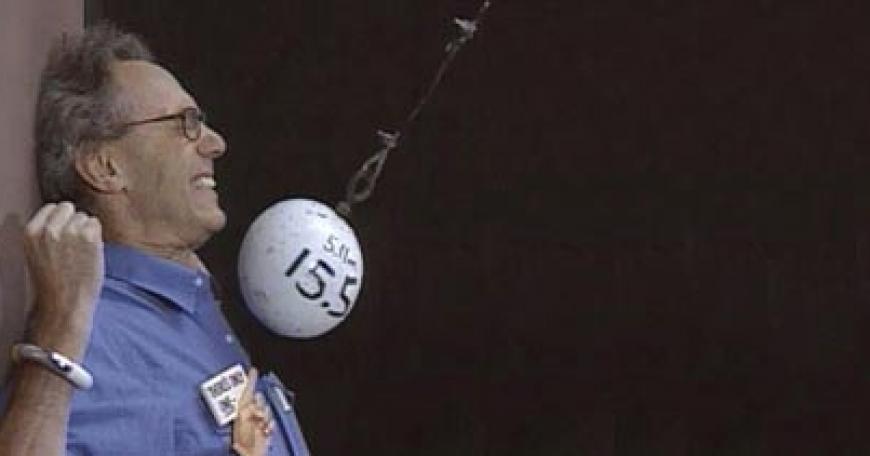 Walter Lewin performs a classic demonstration