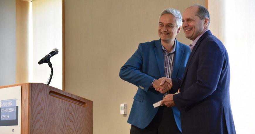 Chris Caplice (right) receives the MITx Prize for Teaching and Learning with MOOCs from Krishna Rajagopal in 2018.