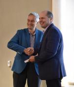 Chris Caplice (right) receives the MITx Prize for Teaching and Learning with MOOCs from Krishna Rajagopal in 2018.